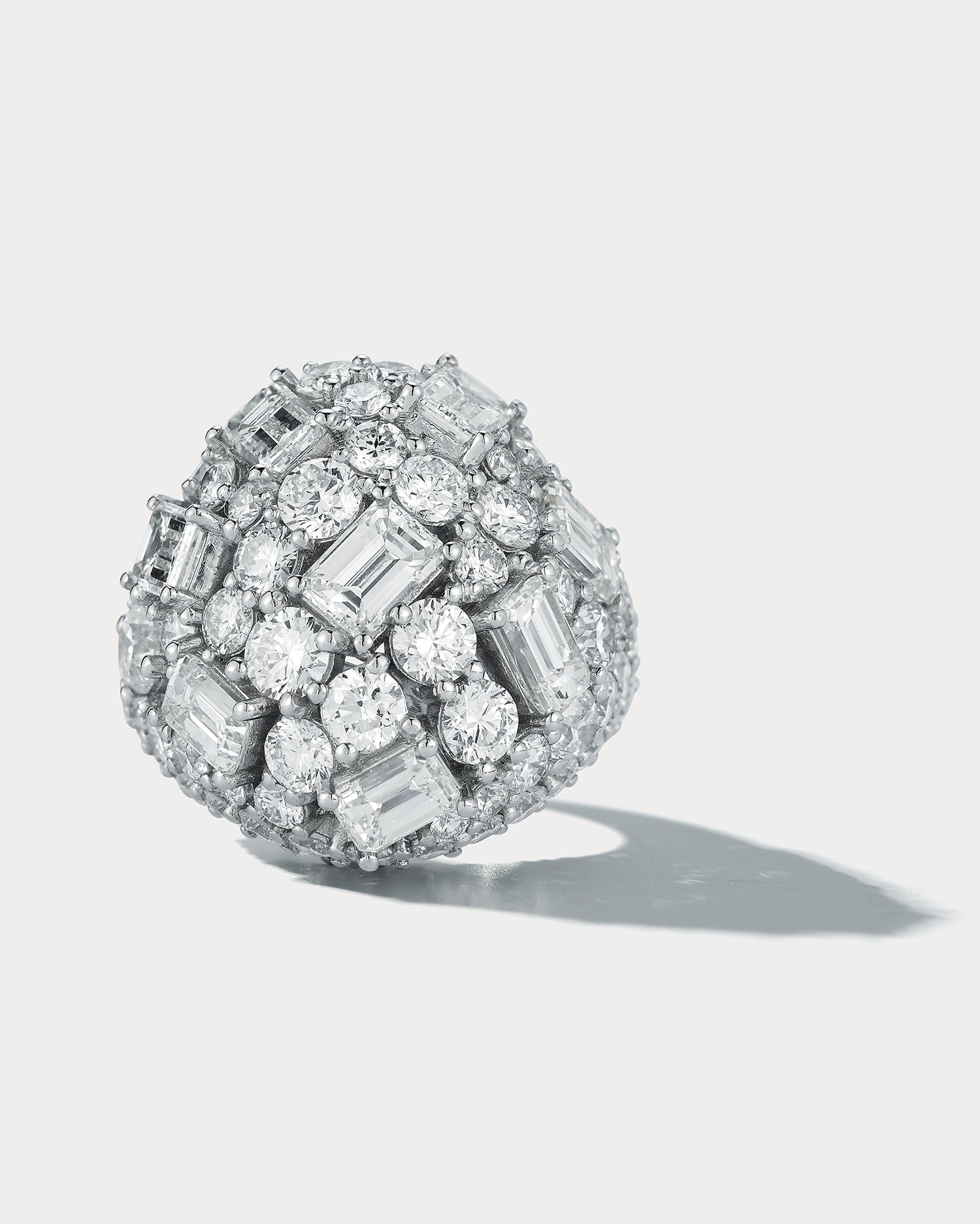 Plat Dome Cluster Ring 8 Emerald-cut GIA Certificatied 4.19ct & 72 Round Diamonds 4.92ct - Ammrada