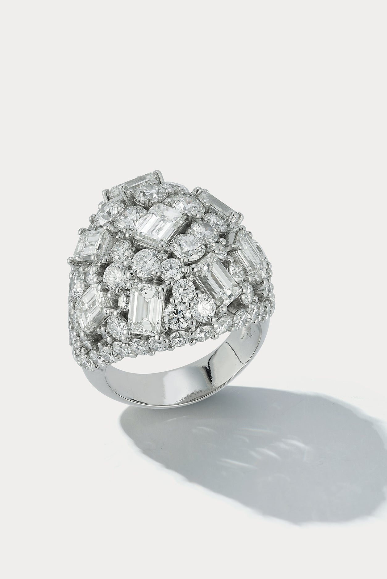 Plat Dome Cluster Ring 8 Emerald-cut GIA Certificatied 4.19ct & 72 Round Diamonds 4.92ct - Ammrada